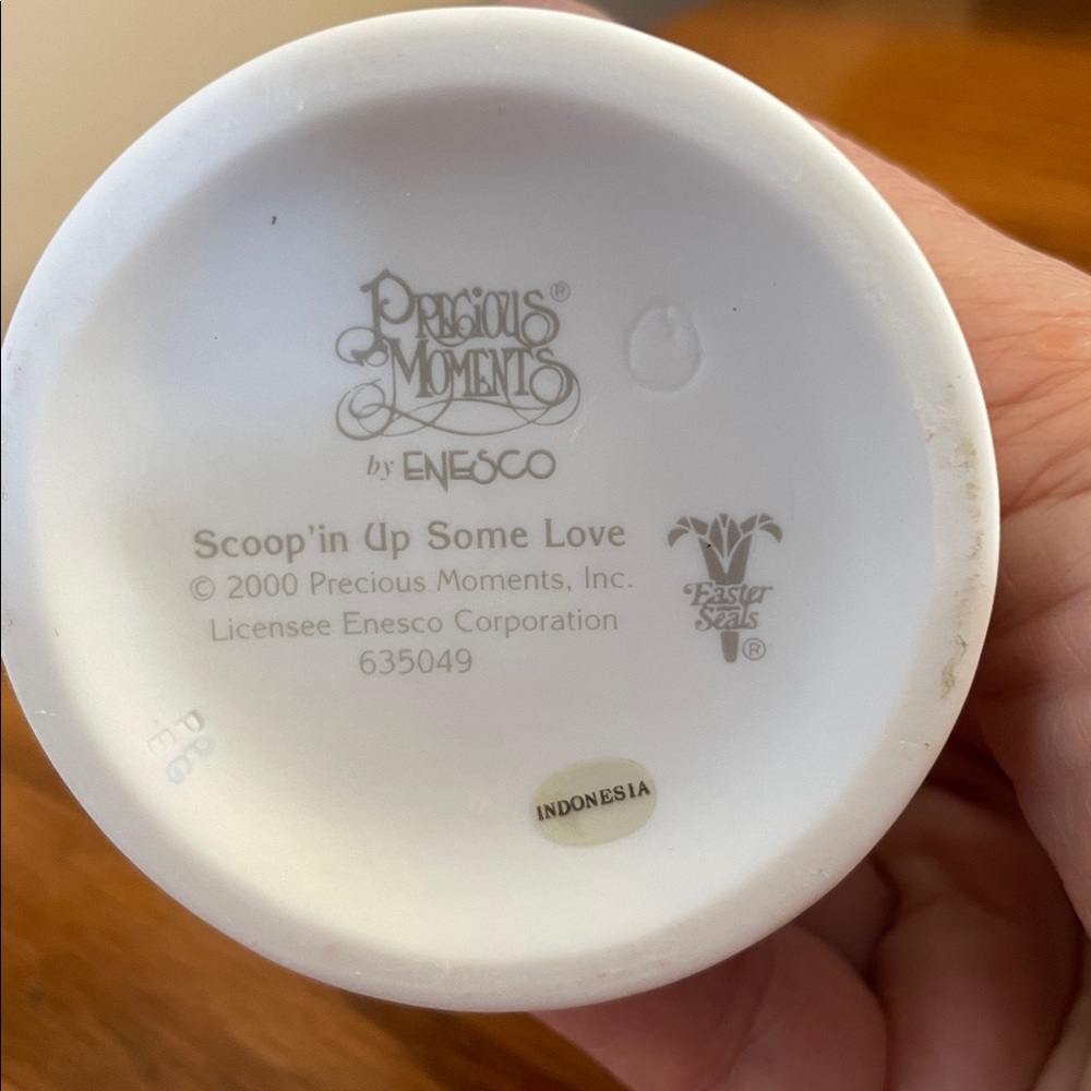 Precious Moments Figurine “Scoop’in Up
Some Love” - Picture 6 of 6